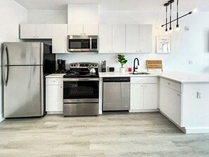 Kjøleskap, mikrobølgeovn, ovn og kokeplater