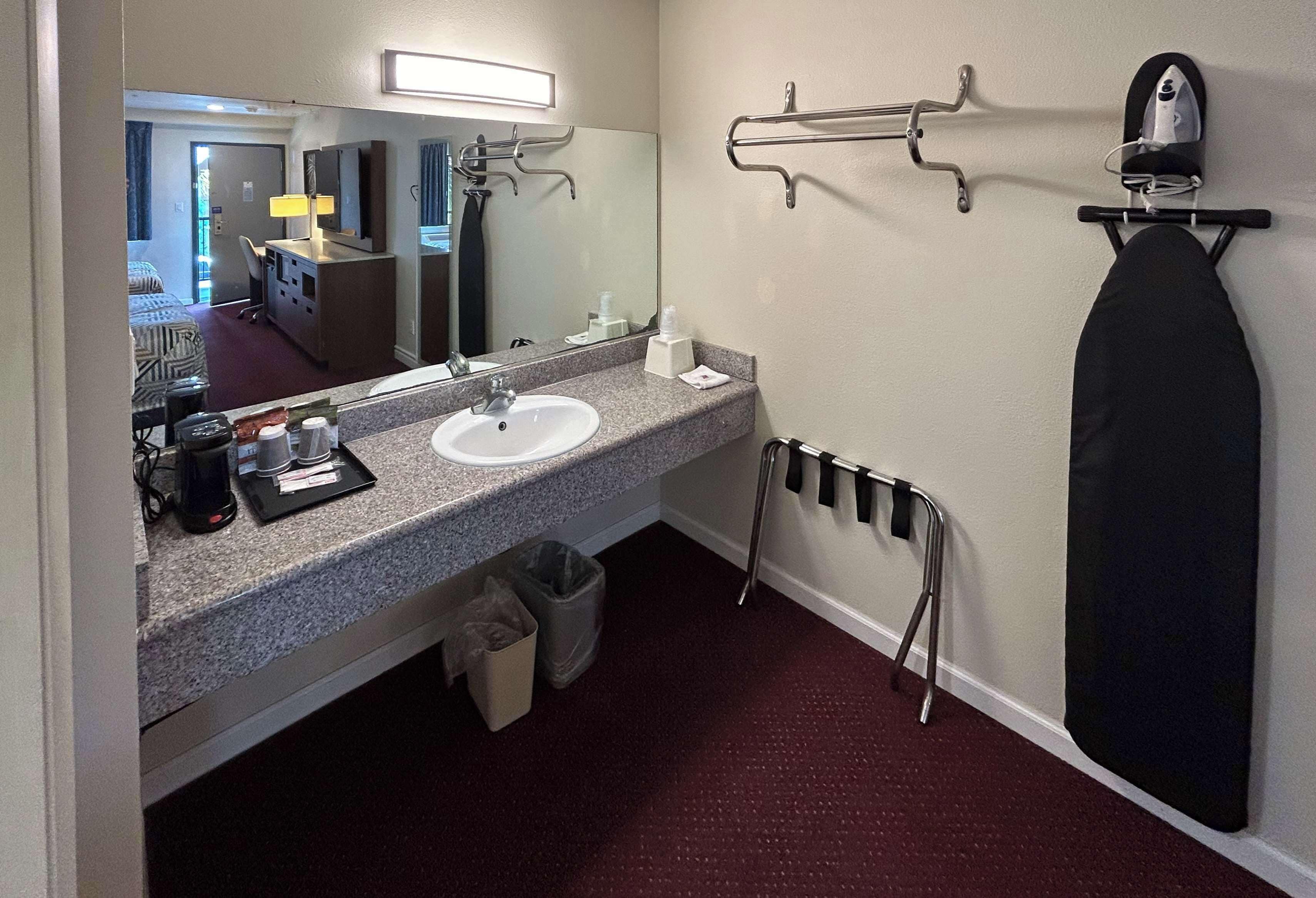 Combined shower/tub, towels