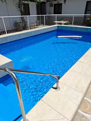 Una piscina al aire libre de temporada
