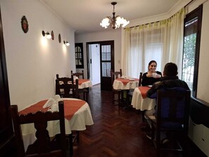 Esmorzar diari d'estil bufet gratuït