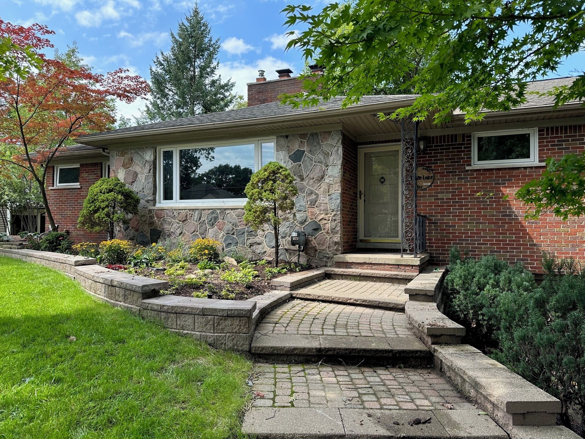 Welcome to the Little Lake House! 4 bedrooms with a private beach on Square Lake