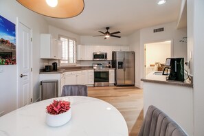 Refrigerador, microondas, horno, placa de cocina