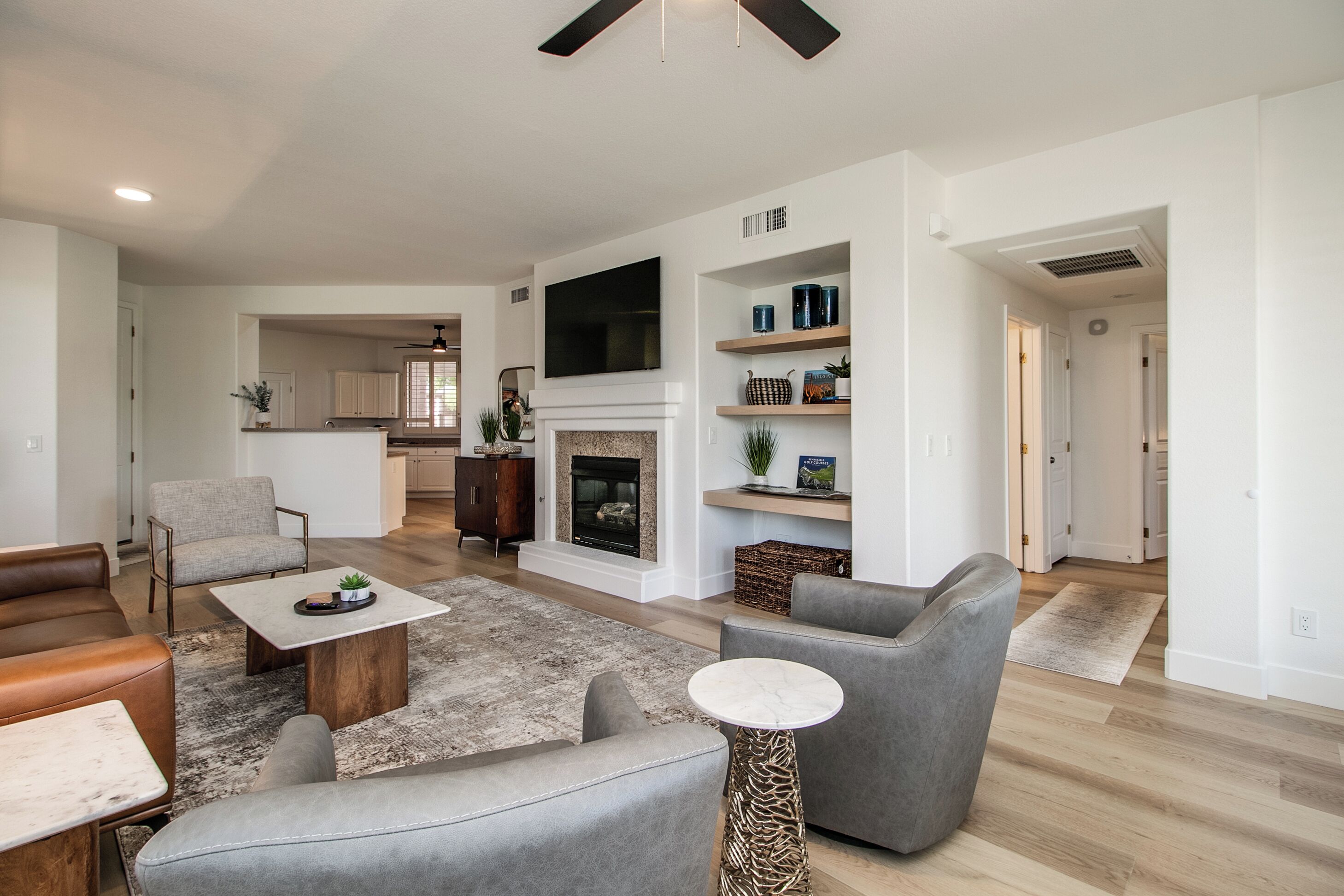 Een smart-tv en een open haard