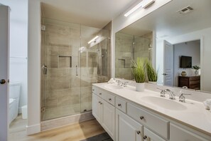 Dusche, Haartrockner, Handtücher, Seife