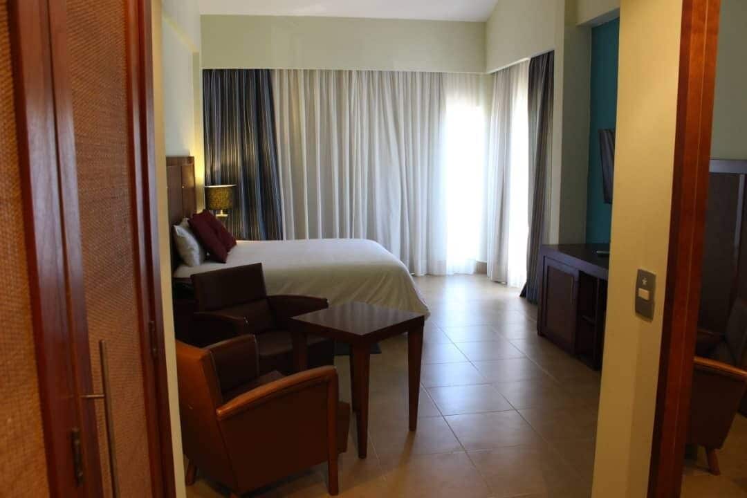 خزنة داخل الغرفة وستائر تعتيم