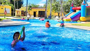 4 udendørs pools, åben fra kl. 09.00 til kl. 18.00, gratis hytter