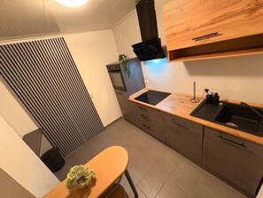 冷蔵庫、電子レンジ、オーブン、コンロ