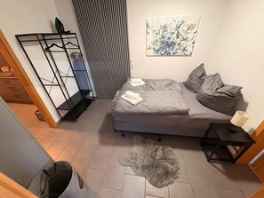1 makuuhuone, työpöytä, silitysrauta/-lauta, Wi-Fi