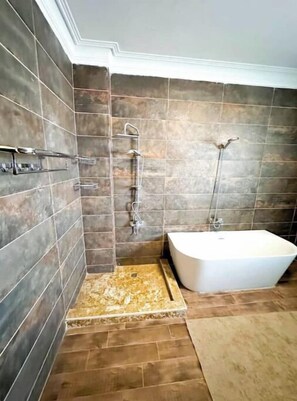 Een douche, een haardroger, handdoeken, zeep