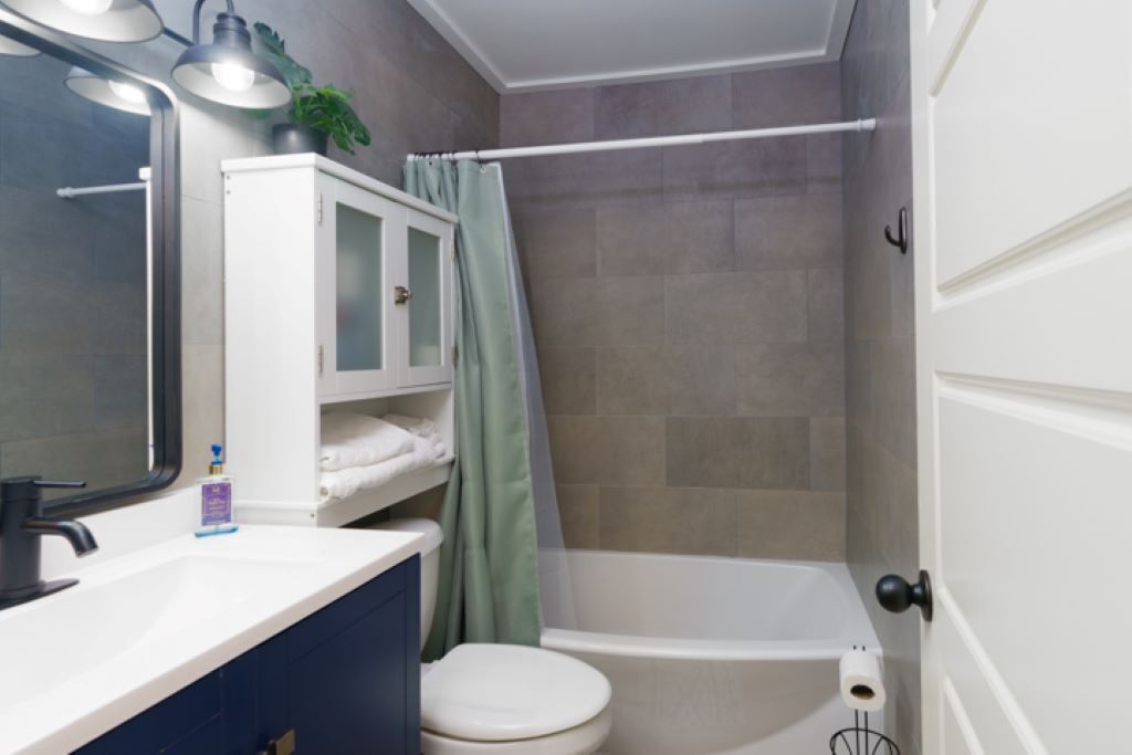 Haartrockner, Handtücher, Seife, Shampoo