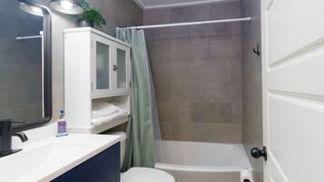 Haartrockner, Handtücher, Seife, Shampoo