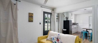 Charming 2-bedroom cottage in nice West Monroe with WiFi, AC