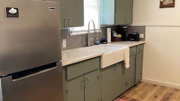 Coffee/tea maker, fridge, microwave, oven