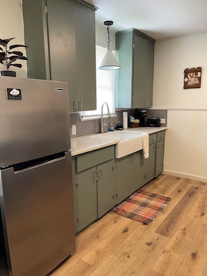 Coffee/tea maker, fridge, microwave, oven