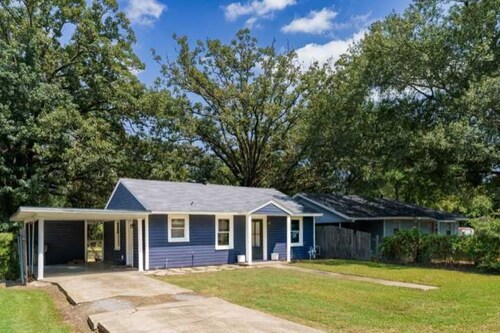 Charming 2-bedroom cottage in nice West Monroe with WiFi, AC