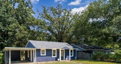 Charming 2-bedroom cottage in nice West Monroe with WiFi, AC