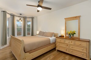 2 soverom, skrivebord, strykejern/-brett og reiseseng for barn