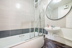 ヘアドライヤー、タオル、石鹸、トイレットペーパー