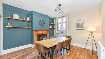 House, 4 Bedrooms | Dining room