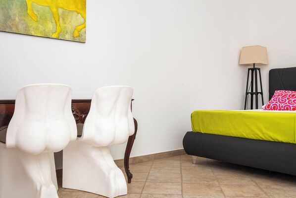 3 عدّة غرف نوم وخزنة داخل الغرفة ومكتب ومكواة/لوح كي