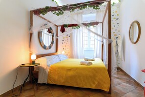 3 عدّة غرف نوم وخزنة داخل الغرفة ومكتب ومكواة/لوح كي