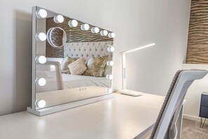 3 habitaciones, escritorio, tabla de planchar con plancha y wifi 