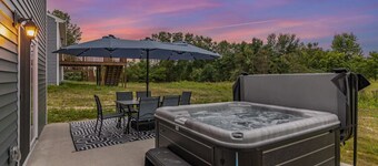 Brand New House with Hot Tub! Gameroom! Workspace!