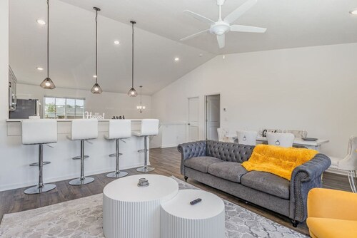 Brand New House with Hot Tub! Gameroom! Workspace!
