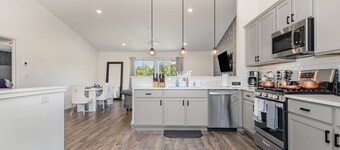 Brand New House with Hot Tub! Gameroom! Workspace!