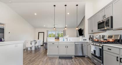 Brand New House with Hot Tub! Gameroom! Workspace!