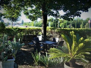 Outdoor dining - Casa Berti apartment in quiet residential area for up to 7 people. (Spello)