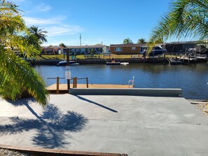 Una marina con barcos amarrados, una estación de salvavidas y una vista despejada del agua.