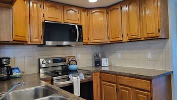 Townhome, 2 Bedrooms, Kitchen, Lake View | Private kitchen