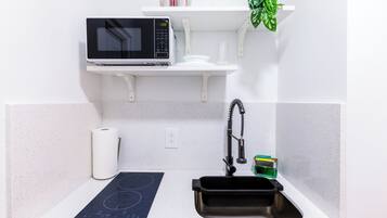 Refrigerador, microondas, parrilla de estufa y cafetera y tetera