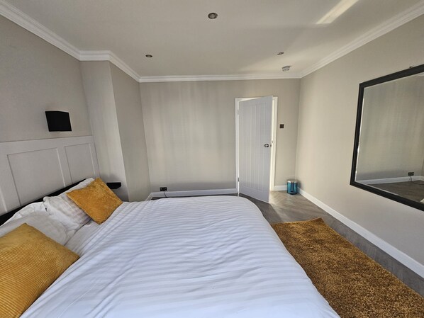 3 bedrooms, WiFi, bed sheets - Cosy Bright Luxury Modern 3 Bedroom House near Chatham Station (Chatham)