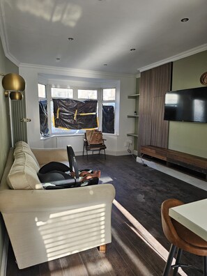 Living area - Cosy Bright Luxury Modern 3 Bedroom House near Chatham Station (Chatham)