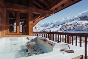 Outdoor spa tub - Chalet, view panoramic, terrace, balcony, fireplace or stove, tv, 152m², La Clusaz (La Clusaz)