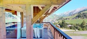 Outdoor spa tub - Chalet, 240m from ski slopes, view panoramic, terrace, balcony, fireplace or stove, parking, tv (La Clusaz)