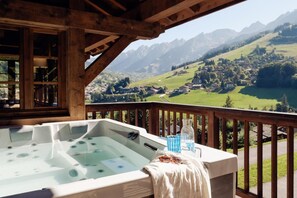 Outdoor spa tub - Chalet, view panoramic, terrace, balcony, fireplace or stove, tv, 152m², La Clusaz (La Clusaz)