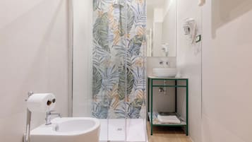 Comfort trippelrum - privat badrum | Badrum | Dusch, hårtork, handdukar och toalettpapper