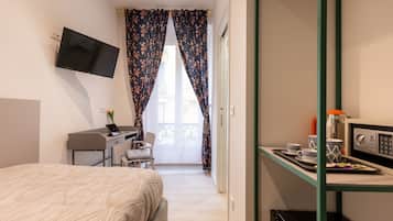 Comfort Single Room, Private Bathroom | Hypo-allergenic bedding, memory foam beds, in-room safe, desk