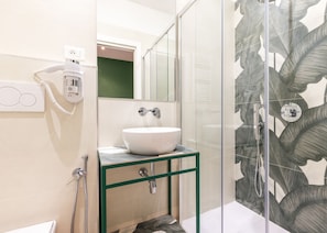 Habitació triple Comfort, bany privat | Bany | Dutxa, assecador de cabells, tovalloles i sabó