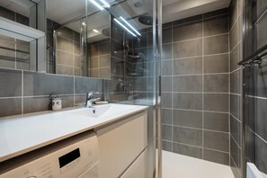 Shower - 260m from shops, Ground floor, view village/mountain, balcony, tv, ski locker, 34m², La Clusaz (La Clusaz)