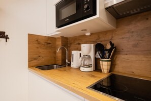 Kjøleskap, mikrobølgeovn, ovn og oppvaskmaskin