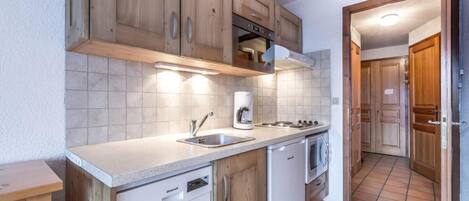 Frigorífico, microondas, horno y lavavajillas