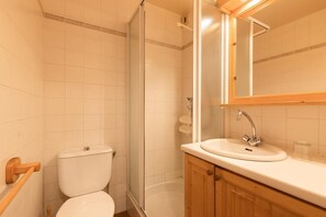 A bathroom with a toilet, a sink, and a shower. - 250m from ski slopes, Ground floor, terrace, tv, ski locker, 28m², La Clusaz (La Clusaz)