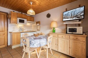 Fridge, microwave, oven, dishwasher - 260m from shops, Ground floor, terrace, tv, ski locker, 28m², La Clusaz (La Clusaz)