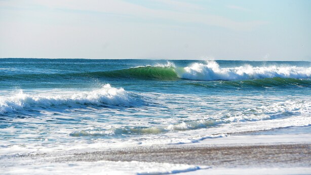 A beach with waves and a clear sky. - 5 STAR Coastal Farmhouse- Dog Friendly- 3BR in Westerly! Minutes to Beach & Town (Westerly)