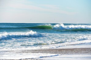 Una spiaggia nelle vicinanze, lettini da mare