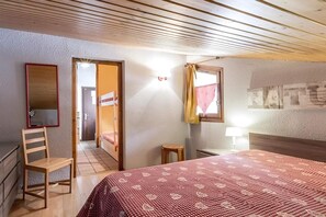 Room - 250m from ski slopes, 2nd floor, view village/mountain, balcony, fireplace or stove, tv, ski locker (La Clusaz)